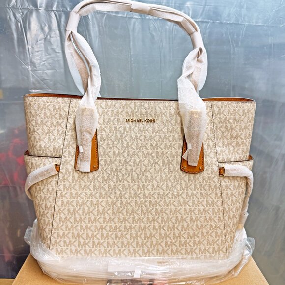MICHAEL KORS Voyager Signature Tote - Vanilla - Picture 4 of 5